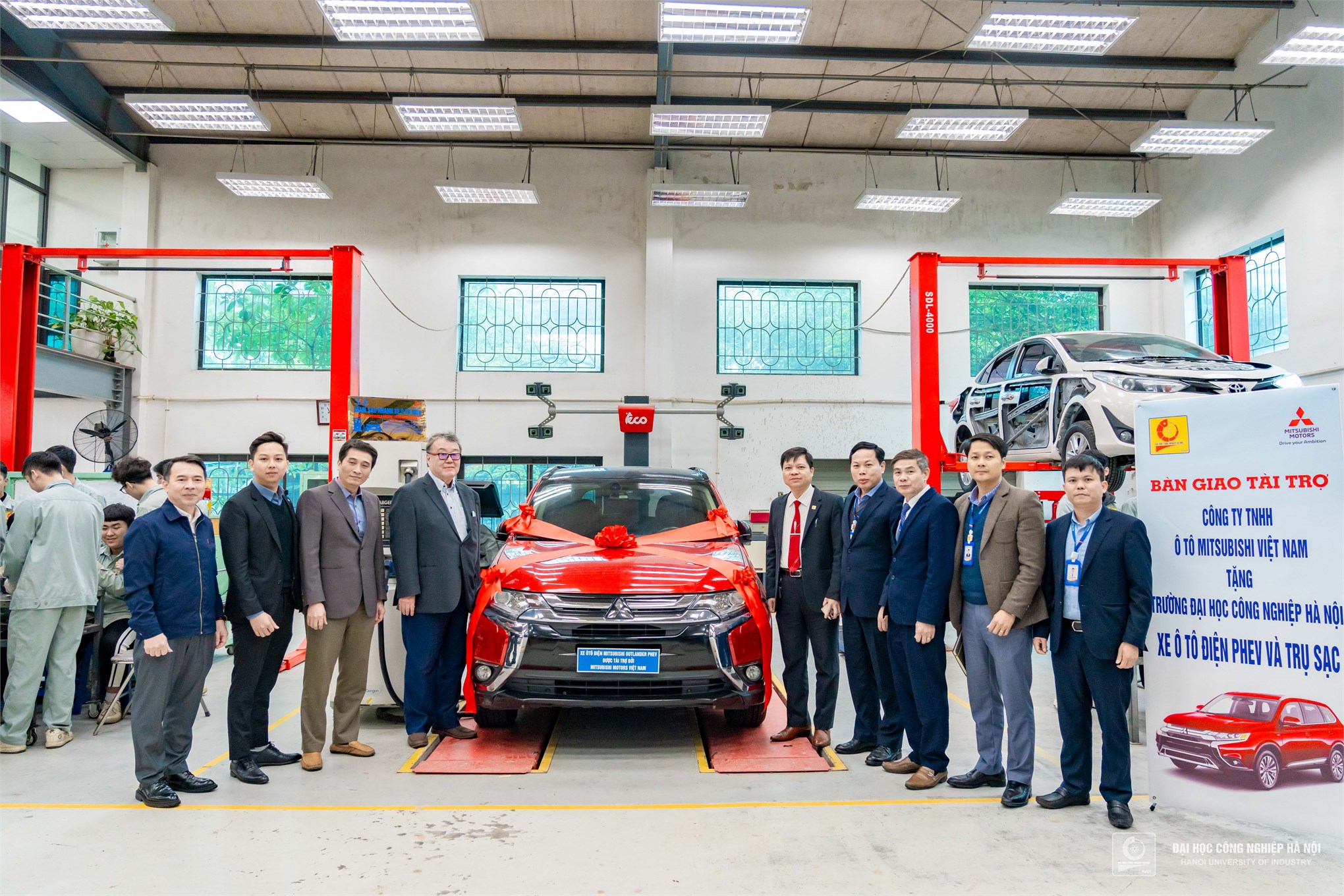 Lễ bàn giao xe Mitsu Attrage